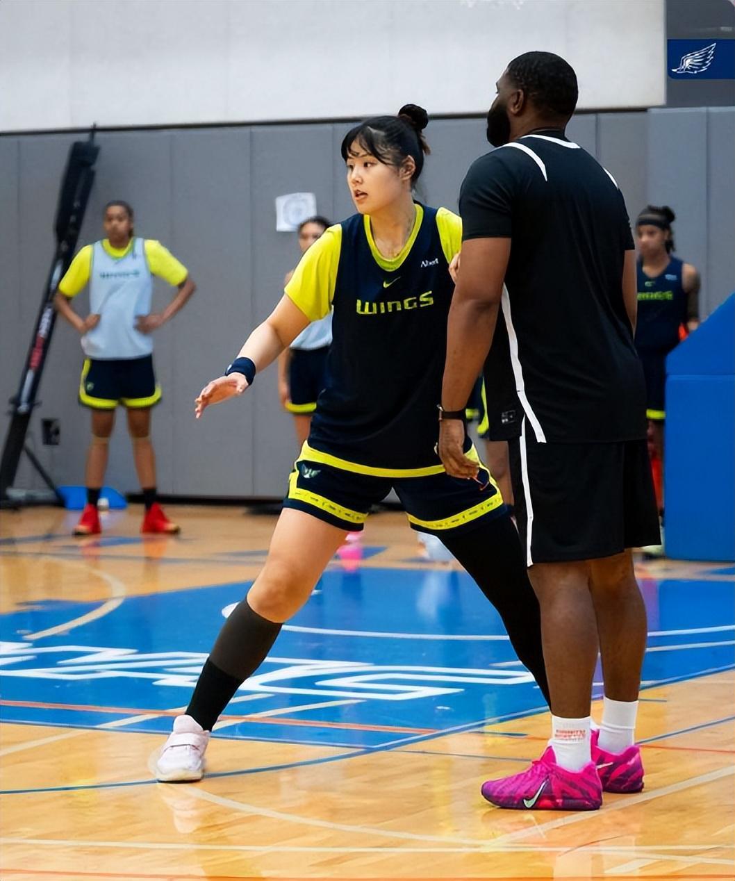 B体育-她为张子宇打样！李月汝替补出战4分钟仅3分 女姚明或不适合WNBA